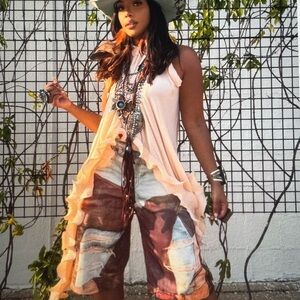 Love Highlight cream high-low ruffled bohemian top. Small. NWT.